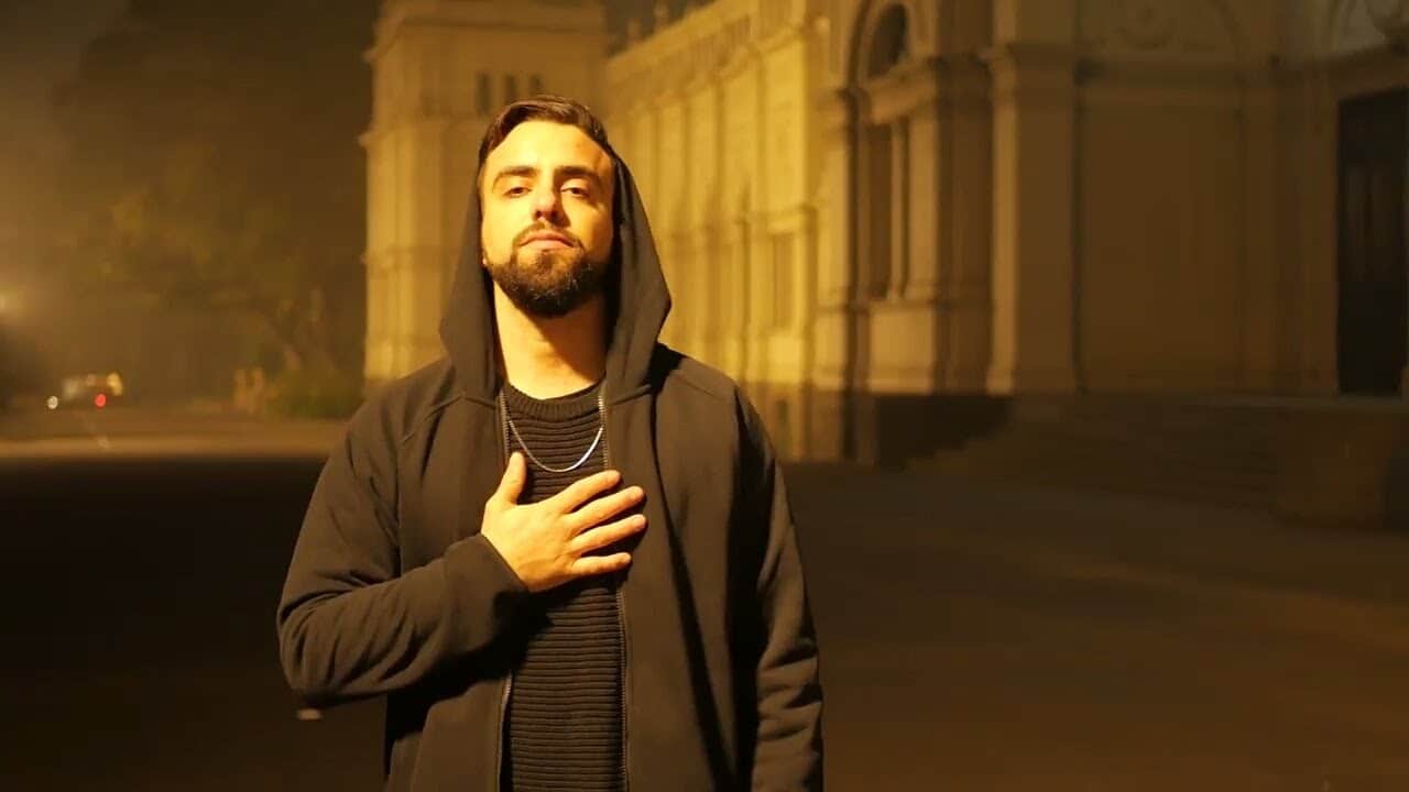 Diego con la mano en el pecho, en el videoclip de Soy Historia