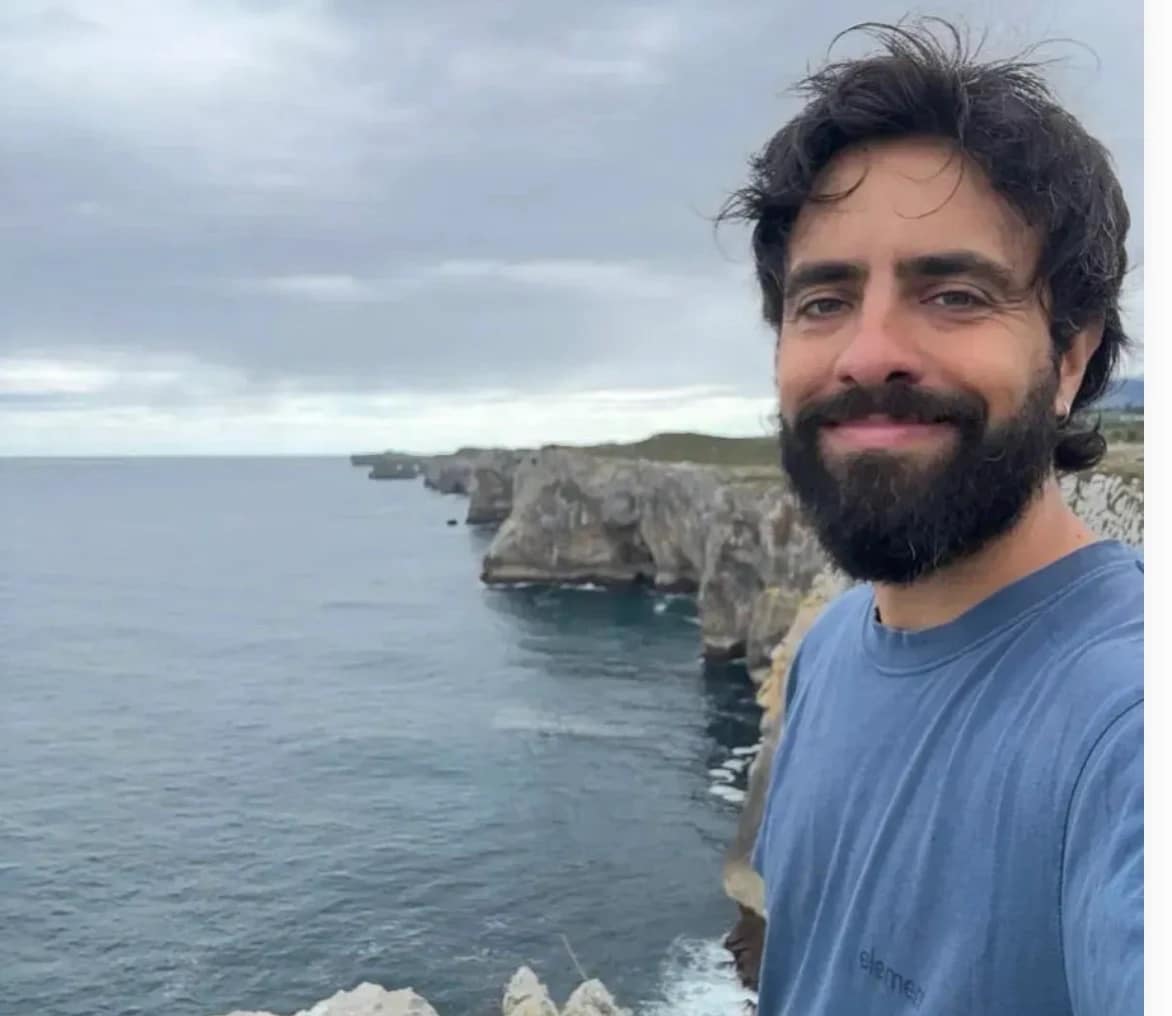Diego junto a unos acantilados