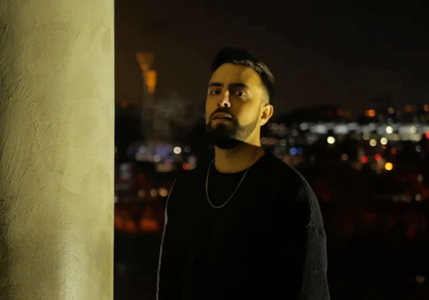 Diego de noche con la ciudad de fondo