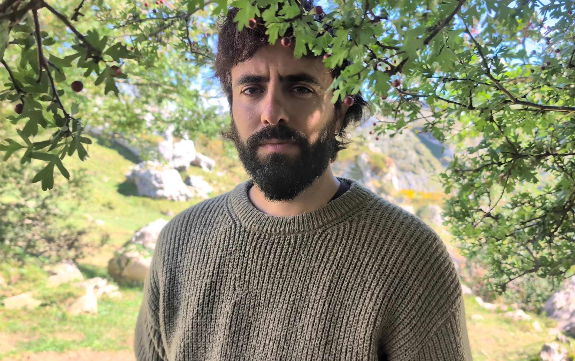 Diego bajo las ramas de un árbol
