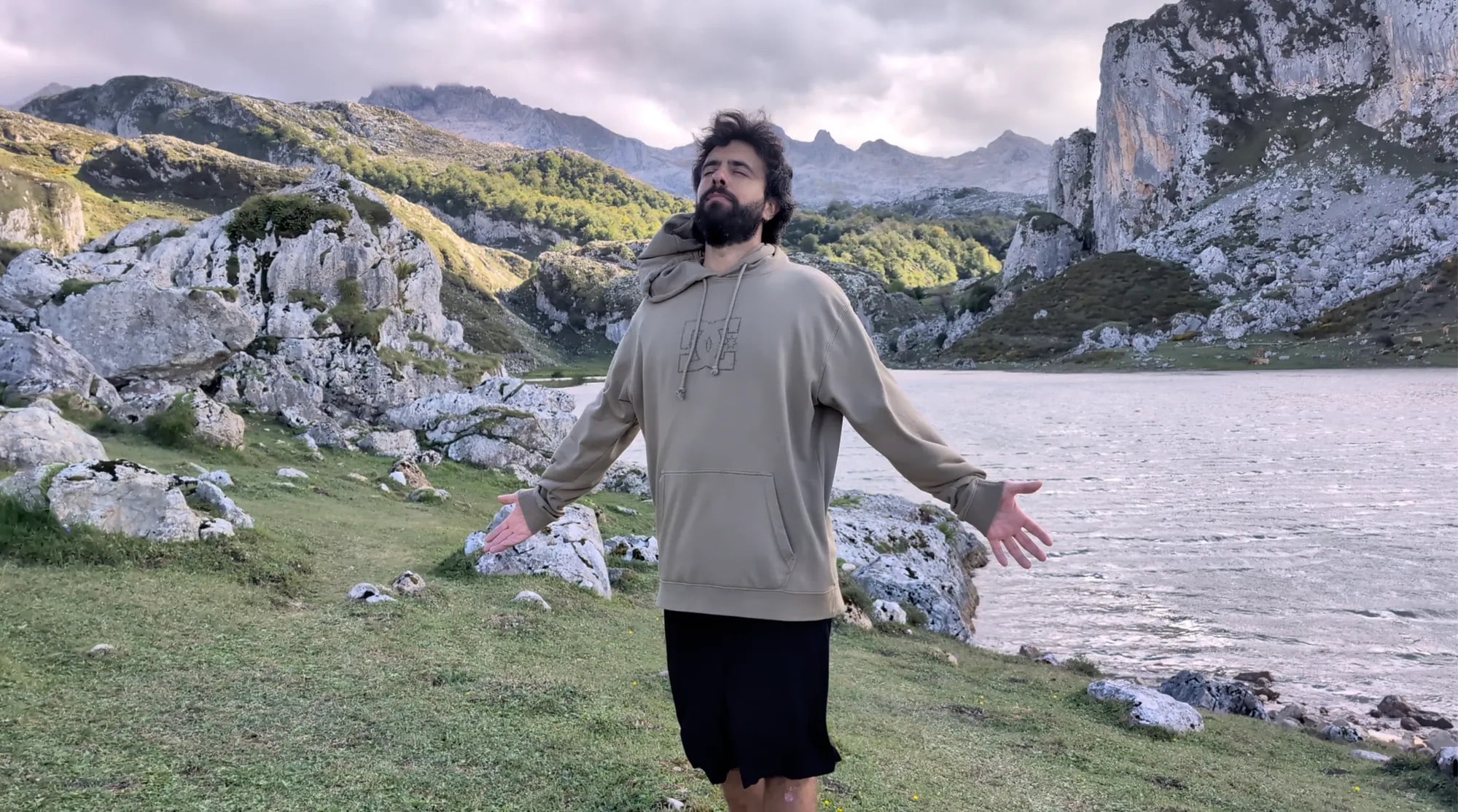 Diego en el videoclip de Soy Espíritu