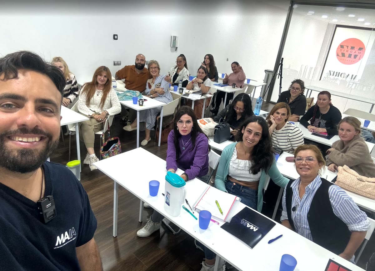 Diego Sanz con sus alumnos en una clase de Escuela MAIA