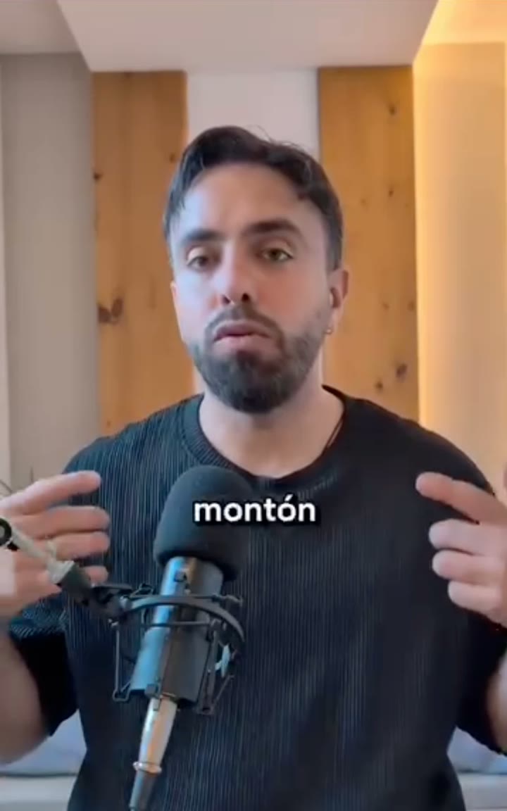 Diego Sanz grabando un reel para Instagram
