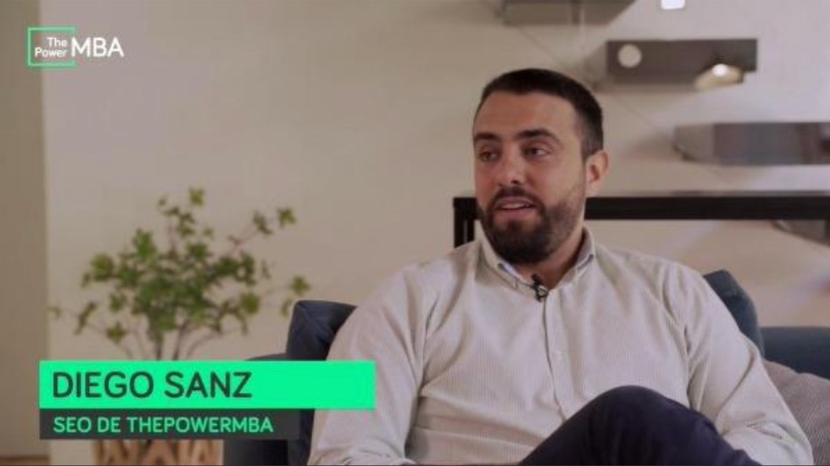 Diego en una entrevista como SEO de ThePowerMBA
